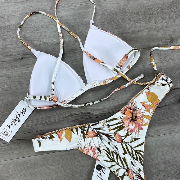 ☀️RIP CURL☀️ PLAYA BLANCA CROSS
PLAYA BLANCA SKIMPY REVERSIBLE BIKINISET - Picture 13 of 15